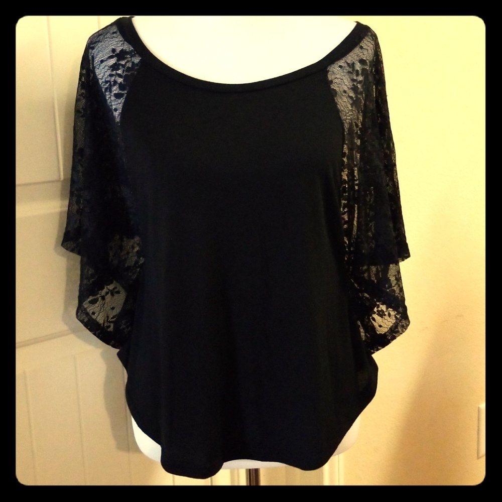 🌺Black flowy shirt with lace